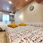 新宿 シングルルーム 複数ベッド、キッチン、ダイニングテーブル完備、短期、中期滞在に最適。