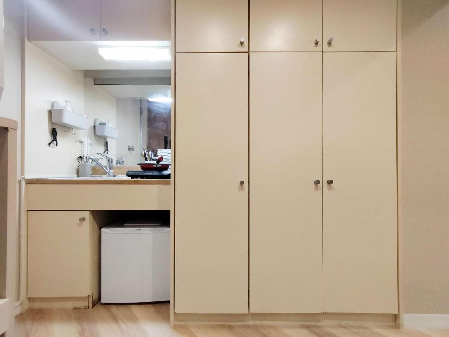 新宿 シングルルーム 複数ベッド、キッチン、ダイニングテーブル完備、短期、中期滞在に最適。 Apartamento