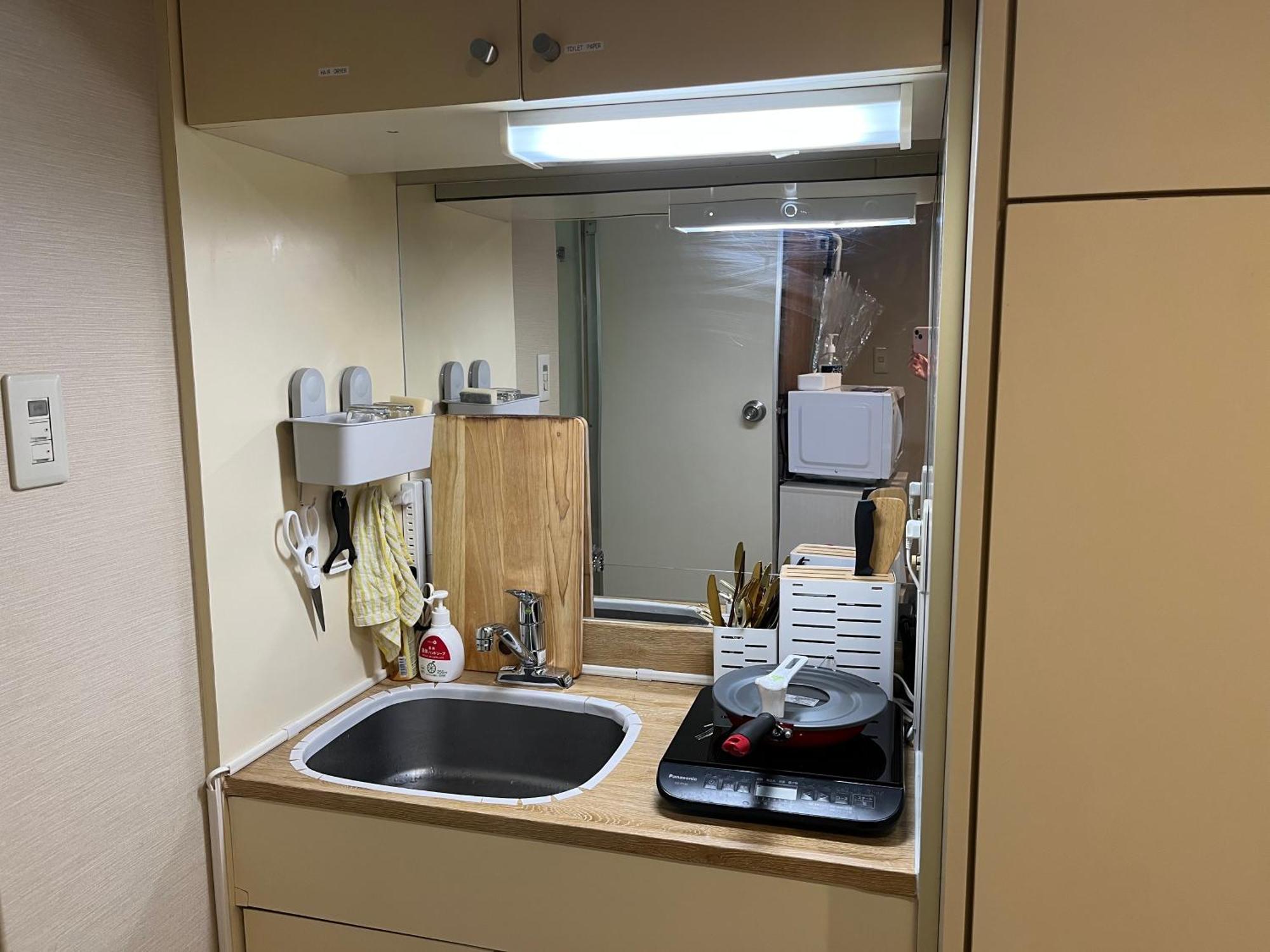 新宿 シングルルーム 複数ベッド、キッチン、ダイニングテーブル完備、短期、中期滞在に最適。 Apartamento